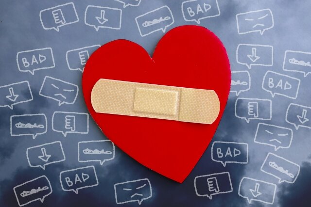 SNSでの誹謗中傷に傷ついた心のイメージ写真